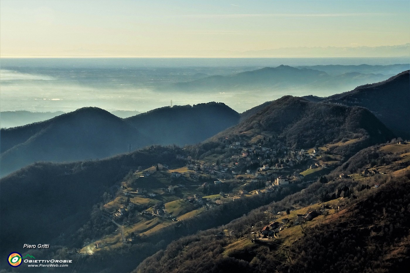 58 Vista verso Monte di Nese e la pianura.JPG